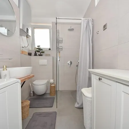 Lora Biograd Na Moru