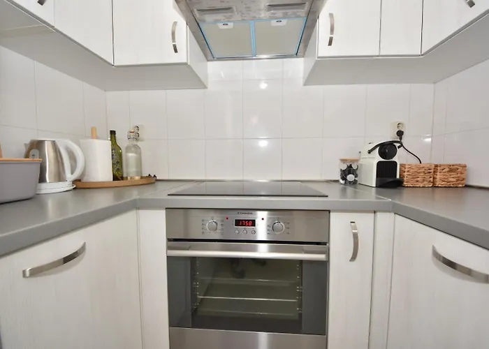 Apartman Lora *