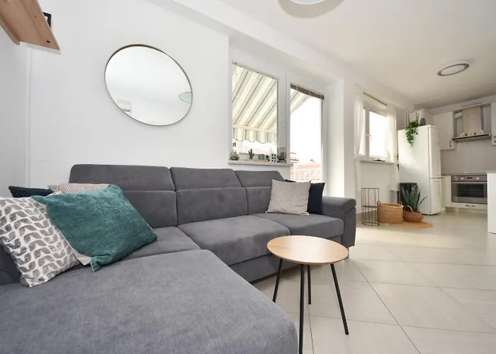 Apartman Lora *