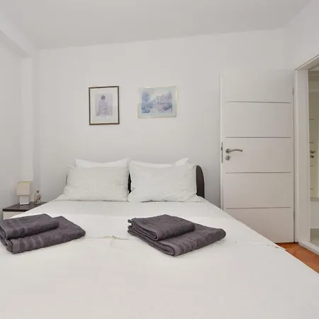 Lora Biograd Na Moru