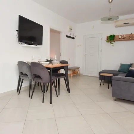 Lora Biograd Na Moru