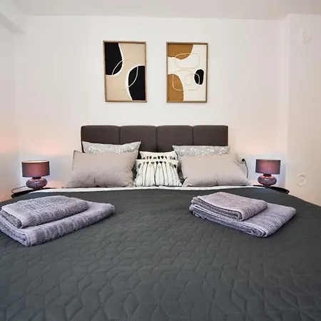 Lora Biograd Na Moru