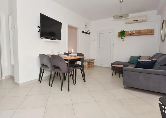 Lora Biograd Na Moru