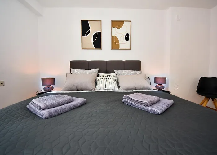 Lora Biograd Na Moru