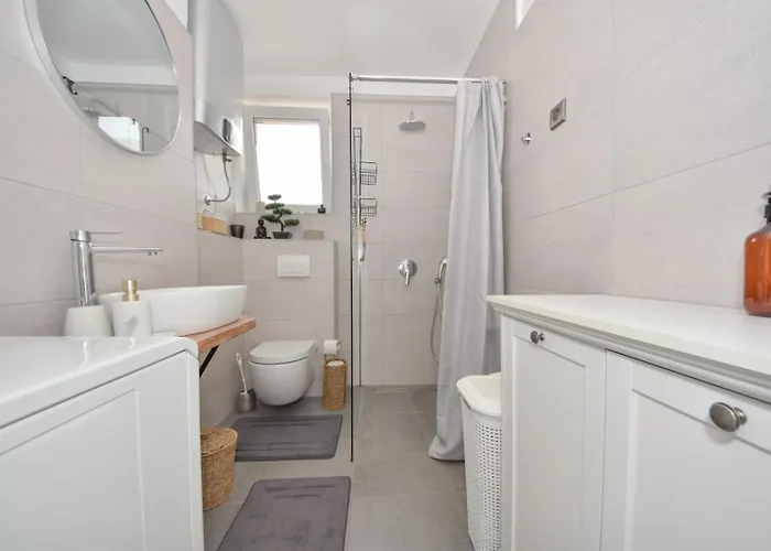 Lora Biograd Na Moru